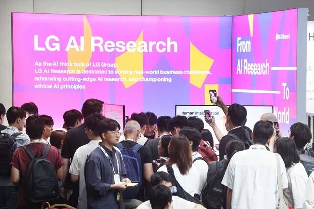 LG AI연구원이 지난 6일부터 서울 코엑스에서 진행되고 있는 머신러닝·AI 국제 학회 'ICML 2026' 현장에서 '엑사원'의 혁신 사례를 소개하고 있다. /LG