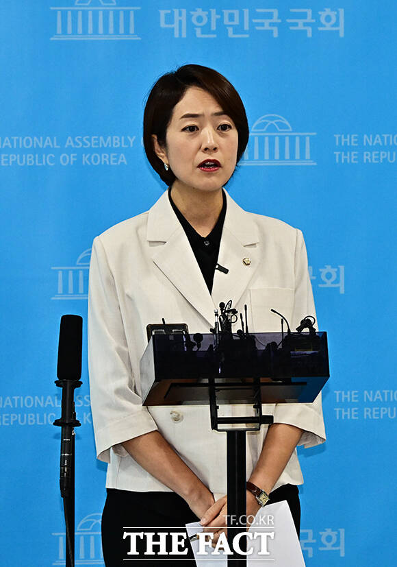 고민정 더불어민주당 의원이 8일 오전 서울 여의도 국회 소통관에서 기자회견을 열고 당대표 출마선언을 하고 있다. /국회=배정한 기자