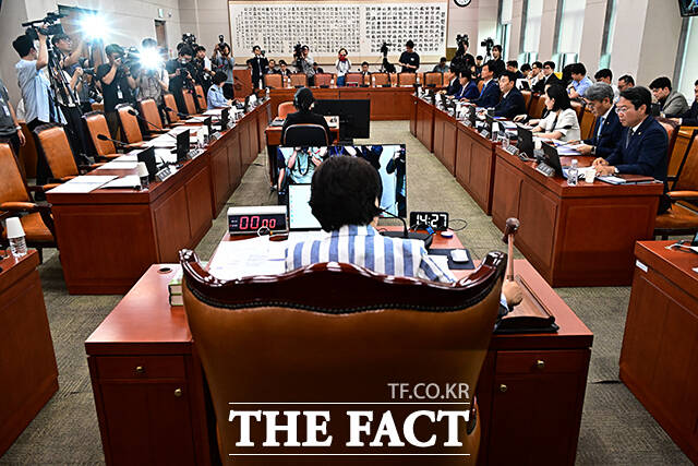 국민의힘 없이 회의 진행하는 서영교 법사위원장.