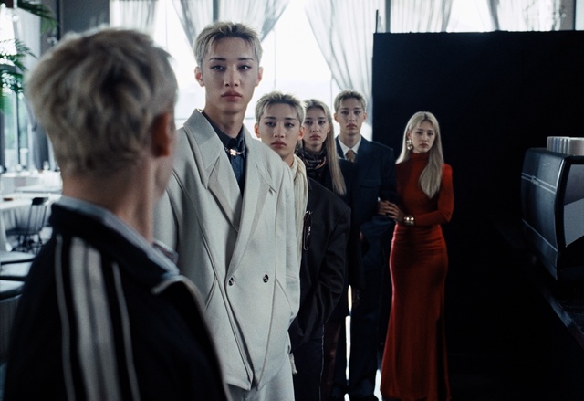 스트레이 키즈가 새 미니 앨범 'THIS & THAT'의 트레일러를 공개했다. 초현실적 설정과 함께 스트레이 키즈가 언제, 어디서든 함께 하는 존재라는 메시지를 유쾌하게 표현했다. /JYP엔터