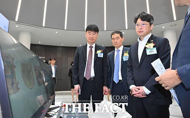 이날 제2회 항공보안주간 개막식에 참석한 내빈들이 기념촬영을 하고 있다. 앞줄 왼쪽 다섯 번째부터 홍지선 국토교통부 2차관, 박재희 한국공항공사 사장직무대행, 김범호 인천공항공사 사장직무대행, 우기홍 대한항공 부회장. /공항사진기자단