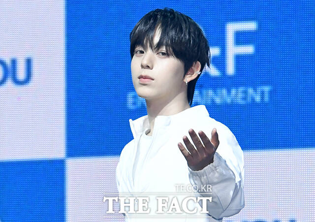 그룹 아홉(AHOF)의 장슈아이보, 박한, 서정우, 제이엘, 스티븐, 즈언, 차웅기, 박주원, 다이스케(왼쪽부터)가 8일 오후 서울 광진구 예스24 라이브홀에서 열린 미니3집 'RUN TO YOU' 쇼케이스에 참석해 포즈를 취하고 있다. /박상민 기자