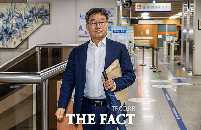 범죄수익 은닉 혐의를 받는 김만배 화천대유자산관리 대주주가 8일 오후 서울 서초구 서울중앙지방법원에서 열린 공판에 출석하고 있다. /남윤호 기자