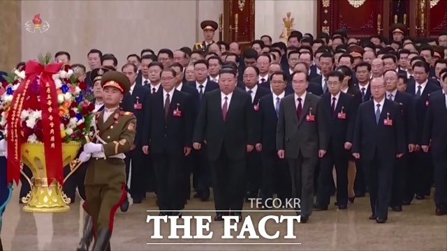 김정은 북한 국무위원장이 김일성 주석 사망 32주기를 맞아 선대 시신이 안치된 금수산태양궁전을 참배했다. /뉴시스. 조선중앙TV 갈무리.
