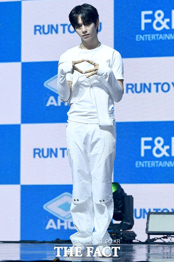 그룹 아홉(AHOF)의 장슈아이보, 박한, 서정우, 제이엘, 스티븐, 즈언, 차웅기, 박주원, 다이스케(왼쪽부터)가 8일 오후 서울 광진구 예스24 라이브홀에서 열린 미니3집 'RUN TO YOU' 쇼케이스에 참석해 포즈를 취하고 있다. /박상민 기자
