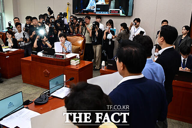 서영교 법사위원장이 8일 오후 서울 여의도 국회에서 열린 법제사법위원회 전체회의에 참석해 회의를 주재하고 있다.