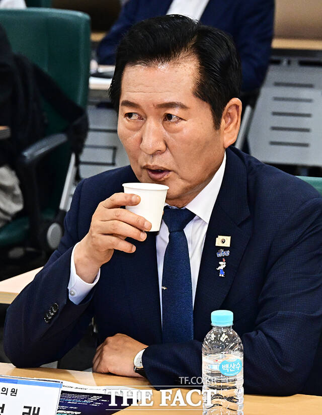 정청래 더불어민주당 전 대표가 8일 오전 서울 여의도 국회 의원회관에서 열린 서남권 반도체 클러스터 성공을 위한 정책토론회에 참석해 인사말을 하고 있다. /국회=배정한 기자
