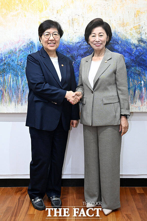 남인순 국회부의장(오른쪽)이 8일 오전 서울 여의도 국회부의장실을 찾은 정은경 보건복지부 장관과 기념 촬영을 하고 있다. /국회=서예원 기자