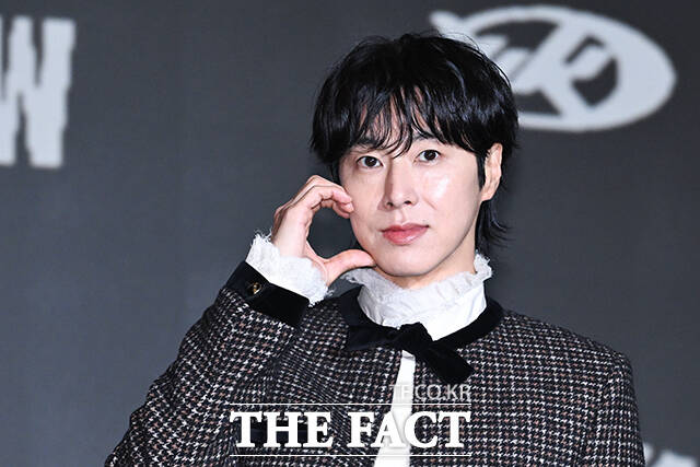 그룹 동방신기 멤버 유노윤호의 첫 단독 솔로콘서트의 공연장이 티켓링크 라이브 아레나에서 잠실실내체육관으로 변경됐다. 사진은 지난해 11월 5일 오후 서울 송파구 소피텔 앰배서더 서울 호텔에서 열린 정규 1집 ‘I-KNOW’ 발매 기념 기자간담회에 참석해 포즈를 취하고 있는 모습. /서예원 기자