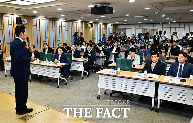 정청래 더불어민주당 전 대표가 8일 오전 서울 여의도 국회 의원회관에서 열린 서남권 반도체 클러스터 성공을 위한 정책토론회에 참석해 인사말을 하고 있다. /국회=배정한 기자