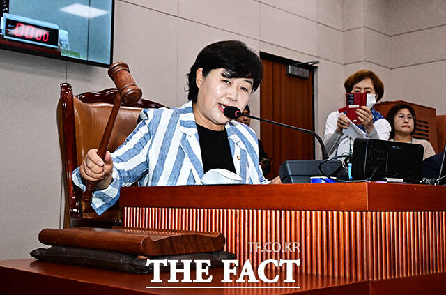 안건 상정하는 서영교 법사위원장.