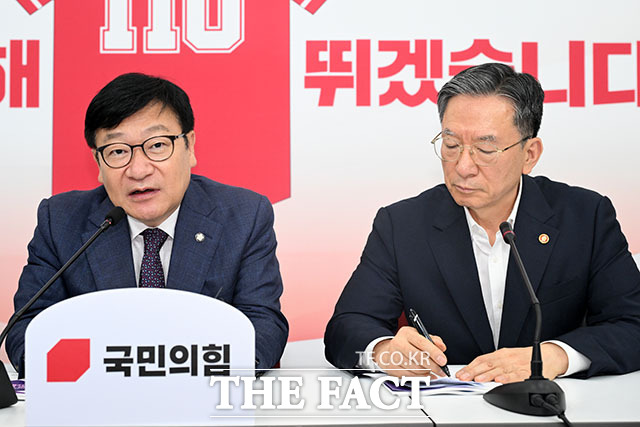 정점식 국민의힘 원내대표(왼쪽)가 8일 오전 서울 여의도 국회 원내대표실을 찾은 정성호 법무부 장관과 기념 촬영을 하고 있다. /국회=서예원 기자