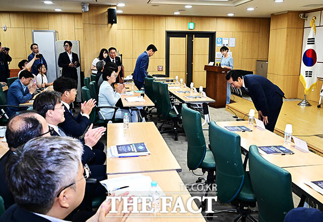 정청래 더불어민주당 전 대표가 8일 오전 서울 여의도 국회 의원회관에서 열린 서남권 반도체 클러스터 성공을 위한 정책토론회에 참석해 인사말을 하고 있다. /국회=배정한 기자