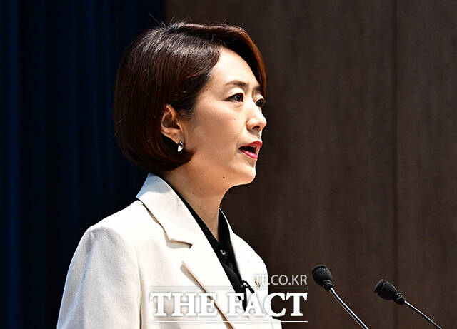 고민정 더불어민주당 의원이 8일 오전 서울 여의도 국회 소통관에서 기자회견을 열고 당대표 출마선언을 하고 있다. /국회=배정한 기자