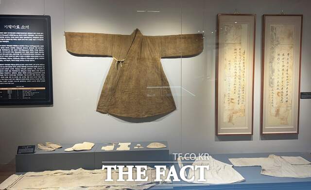 구미성리학역사관 기획전 선비의 마지막 전시장에 조선시대 선비들의 수의와 염습 용품, 장례 의복, 만사(輓詞) 등 상장례 관련 유물이 전시돼 있다. 이번 전시는 실제 출토 유물과 빈소 물품을 통해 조선 선비들의 죽음관과 유교적 예(禮) 문화를 생생하게 보여준다. /구미시