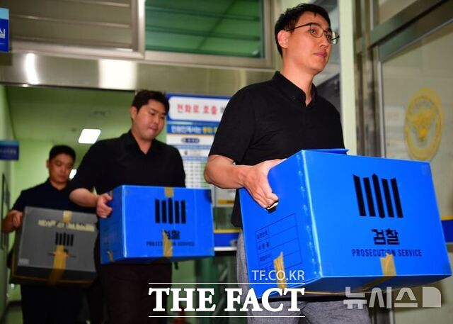 전남광주시 여고생 살인사건의 부실수사와 경찰 유착 의혹을 수사하는 광주지검 수사관들이 어제(7일) 오후 전남광주시 광산경찰서에서 압수물이 담긴 상자를 들고 나오고 있다. /뉴시스