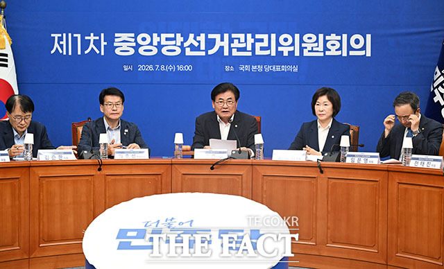 소병훈 더불어민주당 중앙당선거관리위원회 위원장(가운데)이 8일 오후 서울 여의도 국회에서 열린 더불어민주당 제1차 중앙당선거관리위원회의에서 발언하고 있다. /국회=서예원 기자