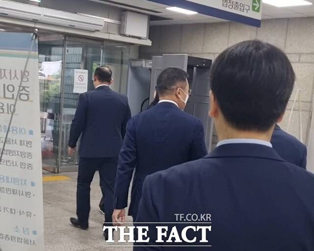 윤관 BRV 대표와 변호인들이 8일 서울고법에서 진행된 자본시장·금융투자업에 관한 법률 위반 혐의 항소심 2차 공판을 마치고 법원을 빠져나가고 있다. /이성락 기자