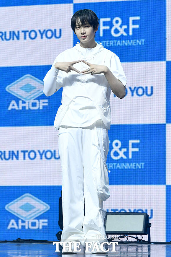 그룹 아홉(AHOF)의 장슈아이보, 박한, 서정우, 제이엘, 스티븐, 즈언, 차웅기, 박주원, 다이스케(왼쪽부터)가 8일 오후 서울 광진구 예스24 라이브홀에서 열린 미니3집 'RUN TO YOU' 쇼케이스에 참석해 포즈를 취하고 있다. /박상민 기자