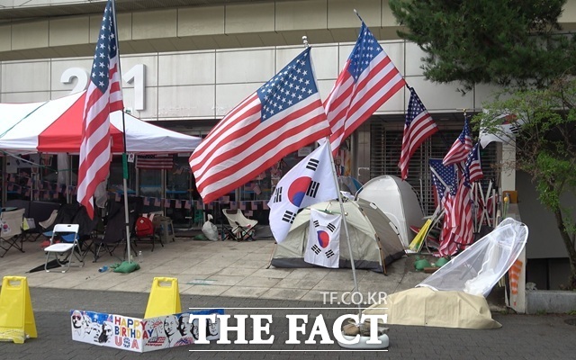지난 2일 집회 참가자들이 국조특위의 진입 예상 경로로 보고 앞을 지켰던 핸드볼경기장 2-1 게이트에는 수십 개의 성조기가 걸려 있었다. /올림픽공원=오승혁 기자