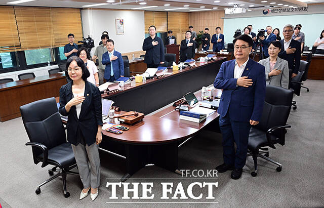 송경희 개인정보보호위원회 위원장이 8일 오후 서울 종로구 정부서울청사에서 열린 제13회 전체회의에 참석해 모두발언을 하고 있다. /임영무 기자
