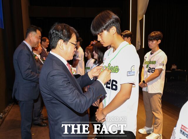 대전희망인재 발대식에서 오석진 대전시교육감이 희망인재에게 배지를 달아주고 있다. /대전시교육청