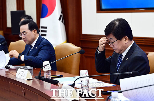 최교진 교육부 장관(오른쪽)이 8일 오전 서울 종로구 정부서울청사에서 열린 교육 교부금 개편 관련 공개 토론회에 참석해 모두발언을 하고 있다. /임영무 기자