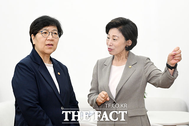 남인순 국회부의장(오른쪽)이 8일 오전 서울 여의도 국회부의장실을 찾은 정은경 보건복지부 장관과 기념 촬영을 하고 있다. /국회=서예원 기자
