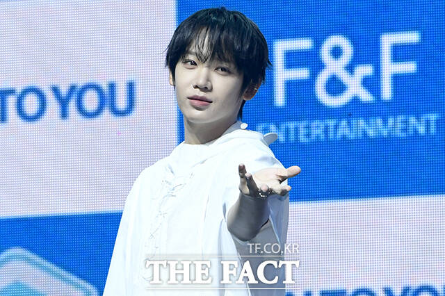 그룹 아홉(AHOF)의 장슈아이보, 박한, 서정우, 제이엘, 스티븐, 즈언, 차웅기, 박주원, 다이스케(왼쪽부터)가 8일 오후 서울 광진구 예스24 라이브홀에서 열린 미니3집 'RUN TO YOU' 쇼케이스에 참석해 포즈를 취하고 있다. /박상민 기자