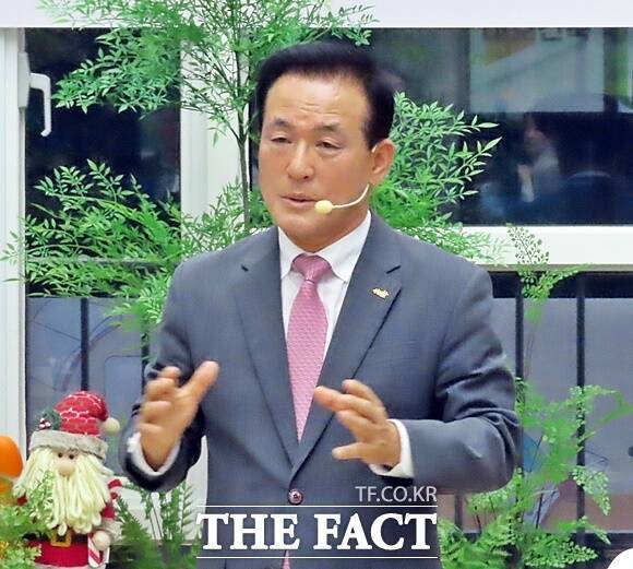 백성현 논산시장이 8일 언론인 간담회에서 논산 비전을 설명하고 있다. /김형중 기자