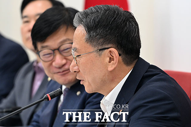 정점식 국민의힘 원내대표(왼쪽)가 8일 오전 서울 여의도 국회 원내대표실을 찾은 정성호 법무부 장관과 기념 촬영을 하고 있다. /국회=서예원 기자