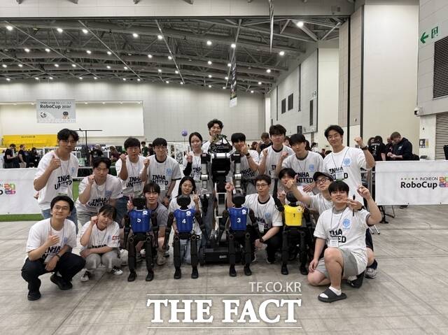 '로보컵 2026' 대회에 첫 출전한 인하대학교 로봇 연합팀 인하 유나이티드 지도교수와 학생들이 기념사진을 촬영하고 있다. /인하대학교