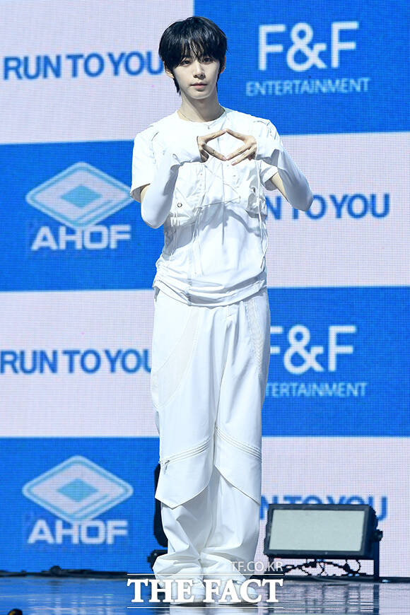 그룹 아홉(AHOF)의 장슈아이보, 박한, 서정우, 제이엘, 스티븐, 즈언, 차웅기, 박주원, 다이스케(왼쪽부터)가 8일 오후 서울 광진구 예스24 라이브홀에서 열린 미니3집 'RUN TO YOU' 쇼케이스에 참석해 포즈를 취하고 있다. /박상민 기자