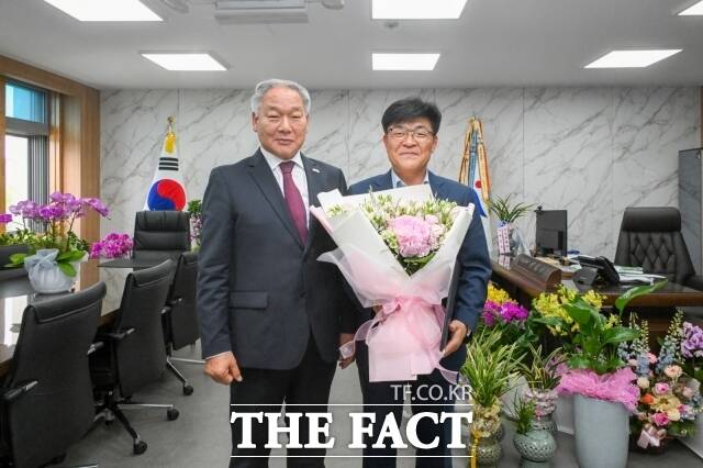 이용우 부여군수가 이동유 부군수(오른쪽)에게 임용장을 수여하고 기념 촬영을 하고 있다. /부여군