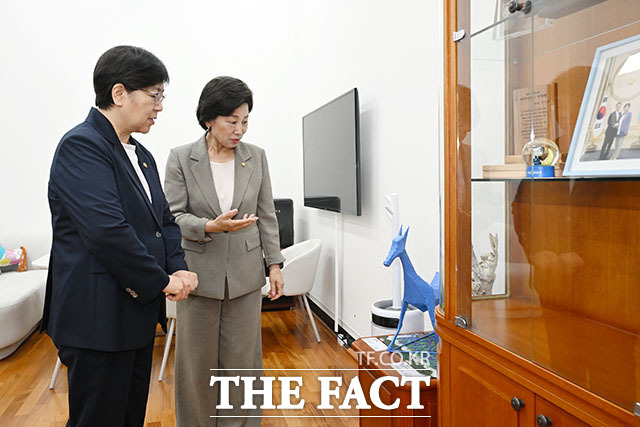 남인순 국회부의장(오른쪽)이 8일 오전 서울 여의도 국회부의장실을 찾은 정은경 보건복지부 장관과 기념 촬영을 하고 있다. /국회=서예원 기자