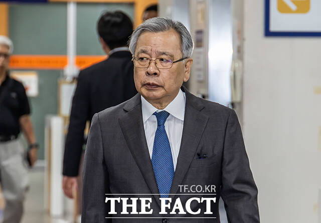 대장동 50억 클럽 뇌물 의혹으로 기소된 박영수 전 특별검사가 8일 오후 서울 서초구 서울중앙지방법원에서 열린 공판에 출석하고 있다. /남윤호 기자