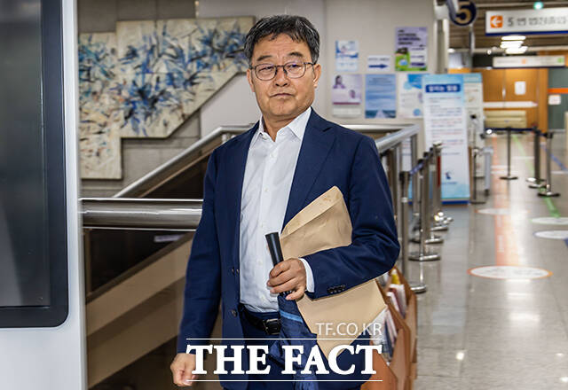 범죄수익 은닉 혐의를 받는 김만배 화천대유자산관리 대주주가 8일 오후 서울 서초구 서울중앙지방법원에서 열린 공판에 출석하고 있다. /남윤호 기자