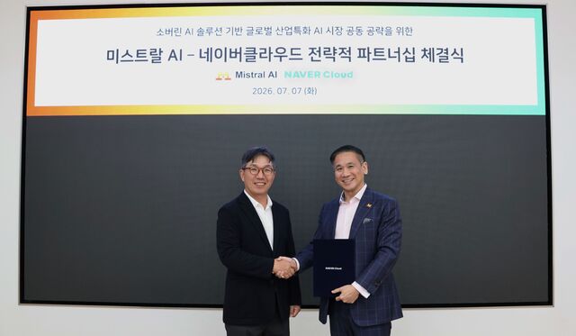 김유원 네이버클라우드 대표(왼쪽부터)와 제프 순 미스트랄AI APAC 대표가 8일 제조 분야 소버린 AI 생태계 확장을 위한 전방위 파트너십을 체결하고 기념촬영을 하고 있다. /네이버클라우드