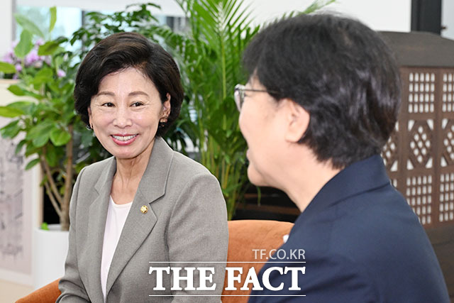 남인순 국회부의장(오른쪽)이 8일 오전 서울 여의도 국회부의장실을 찾은 정은경 보건복지부 장관과 기념 촬영을 하고 있다. /국회=서예원 기자