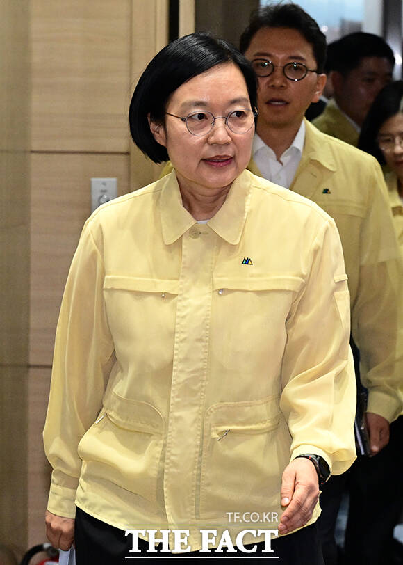 한성숙 국무총리가 8일 오후 서울 종로구 정부서울청사 재난상황실에서 열린 호우 대비상황 점검회의에 참석해 모두발언을 하고 있다. /임영무 기자