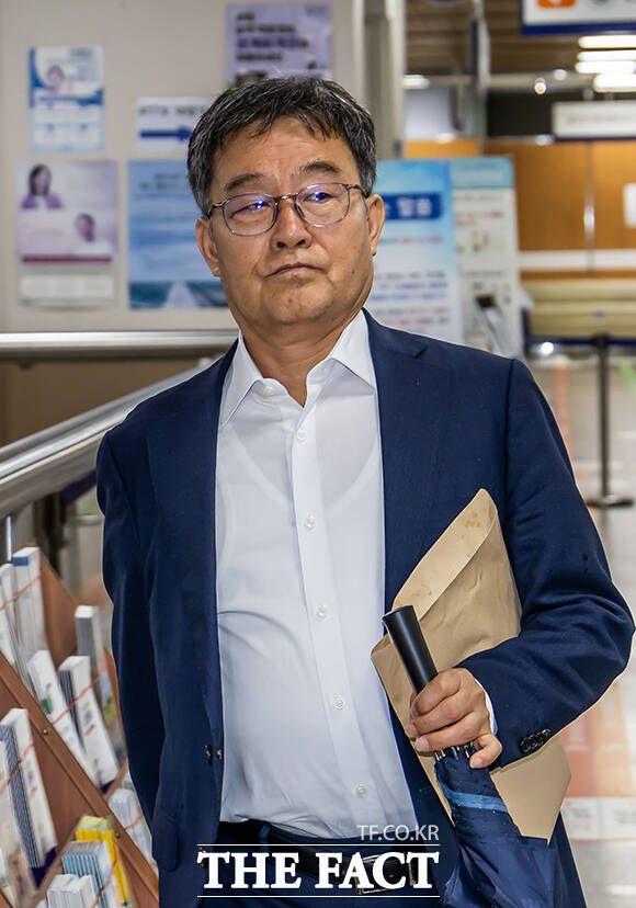 범죄수익 은닉 혐의를 받는 김만배 화천대유자산관리 대주주가 8일 오후 서울 서초구 서울중앙지방법원에서 열린 공판에 출석하고 있다. /남윤호 기자