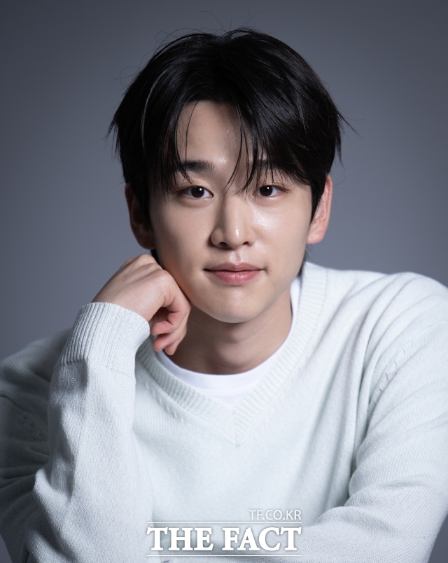 배우 김윤우가 8일 서울 마포구 상암동 <더팩트> 사옥에서 인터뷰에 앞서 포즈를 취하고 있다. /박헌우 기자
