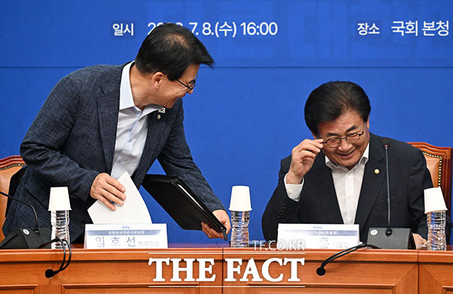소병훈 더불어민주당 중앙당선거관리위원회 위원장(가운데)이 의사봉을 두드리고 있다.