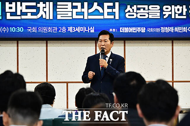 정청래 더불어민주당 전 대표가 8일 오전 서울 여의도 국회 의원회관에서 열린 서남권 반도체 클러스터 성공을 위한 정책토론회에 참석해 인사말을 하고 있다. /국회=배정한 기자