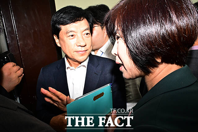 여당 법사위원들에게 항의하는 김미애 국민의힘 원내정책수석부대표.