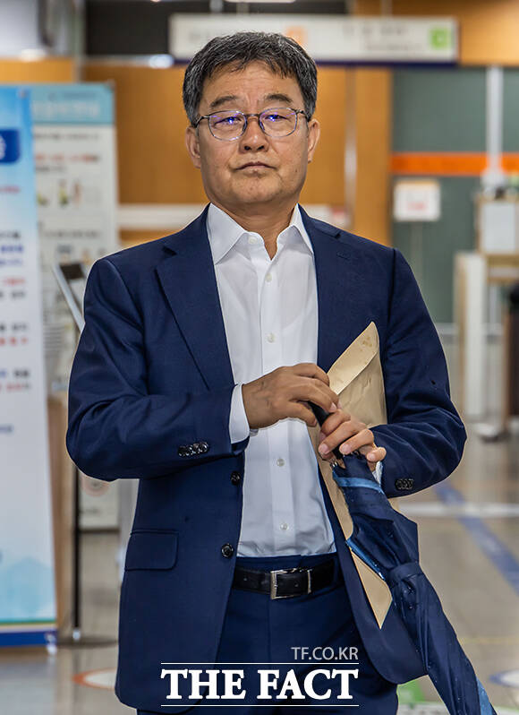 범죄수익 은닉 혐의를 받는 김만배 화천대유자산관리 대주주가 8일 오후 서울 서초구 서울중앙지방법원에서 열린 공판에 출석하고 있다. /남윤호 기자