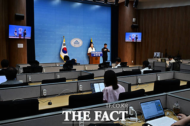 고민정 더불어민주당 의원이 8일 오전 서울 여의도 국회 소통관에서 기자회견을 열고 당대표 출마선언을 하고 있다. /국회=배정한 기자