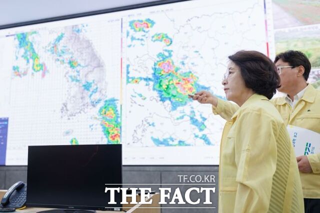추미애 경기도지사가 6일 경기도청에서 풍수해 종합대책 점검 회의에서 관계 직원으로부터 현황 보고를 받고 있다. /경기도