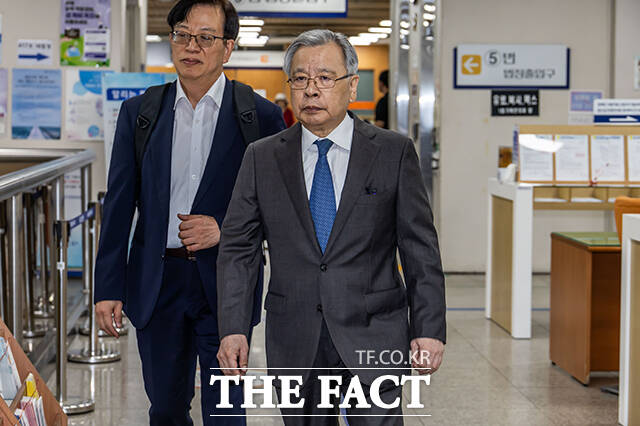 대장동 50억 클럽 뇌물 의혹으로 기소된 박영수 전 특별검사가 8일 오후 서울 서초구 서울중앙지방법원에서 열린 공판에 출석하고 있다. /남윤호 기자