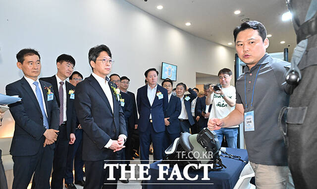 이날 제2회 항공보안주간 개막식에 참석한 내빈들이 기념촬영을 하고 있다. 앞줄 왼쪽 다섯 번째부터 홍지선 국토교통부 2차관, 박재희 한국공항공사 사장직무대행, 김범호 인천공항공사 사장직무대행, 우기홍 대한항공 부회장. /공항사진기자단